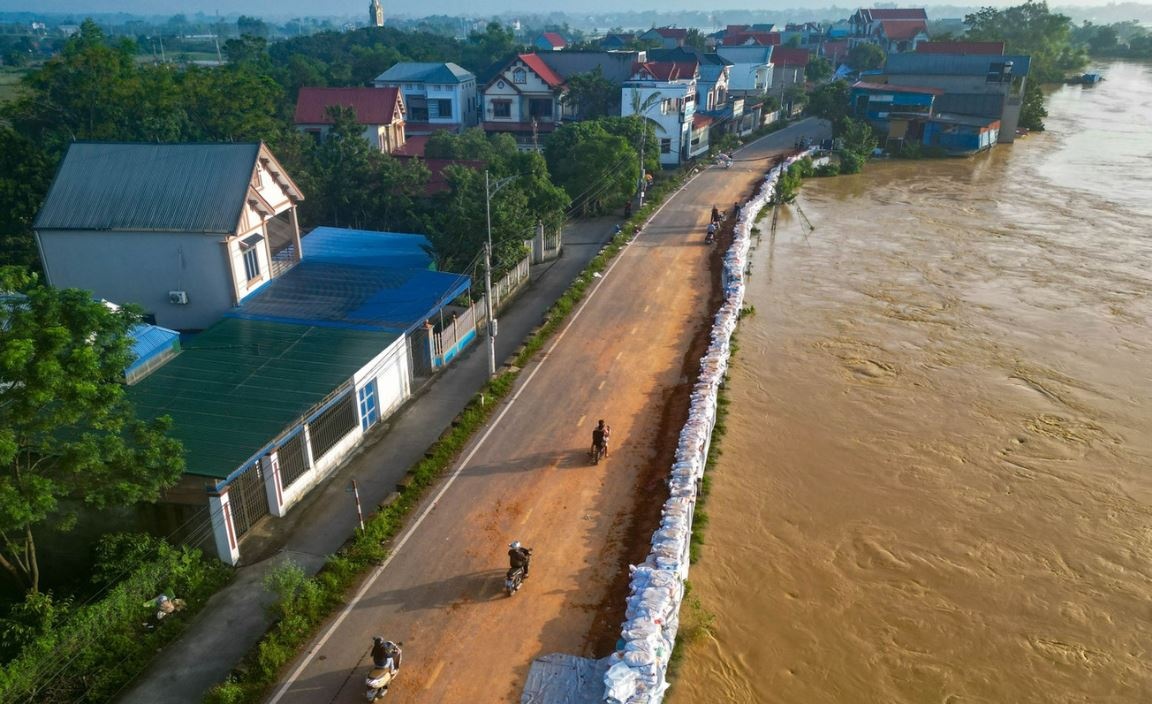 Lu tren song Cau van dac biet lon, ngap lut con keo dai hinh anh