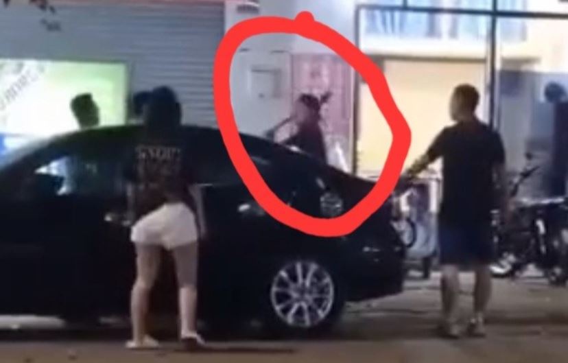 Nguoi dan ong cam rua, doi chem nguoi tai quan an o TP.HCM hinh anh