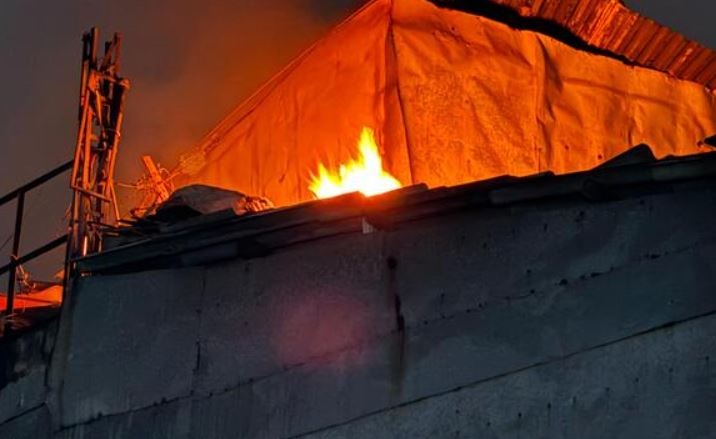 Chay lon trong ngo sau o Ha Noi, nhieu tieng no vang giua dem hinh anh