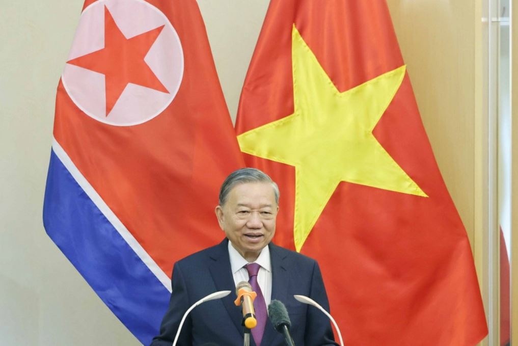 Tong Bi thu To Lam tham Dai su quan Viet Nam tai Trieu Tien hinh anh