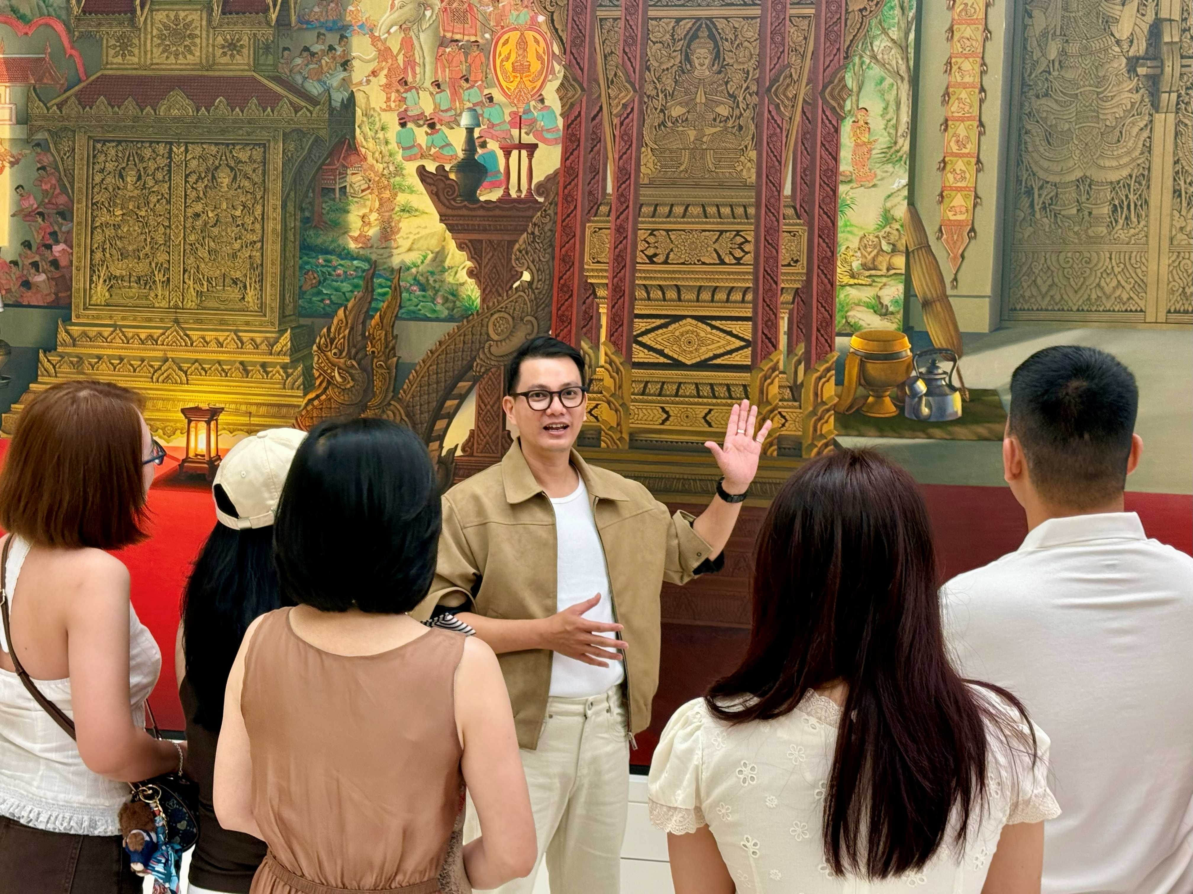 'Doi giay mon got' ke chuyen hau truong nghe huong dan vien hinh anh