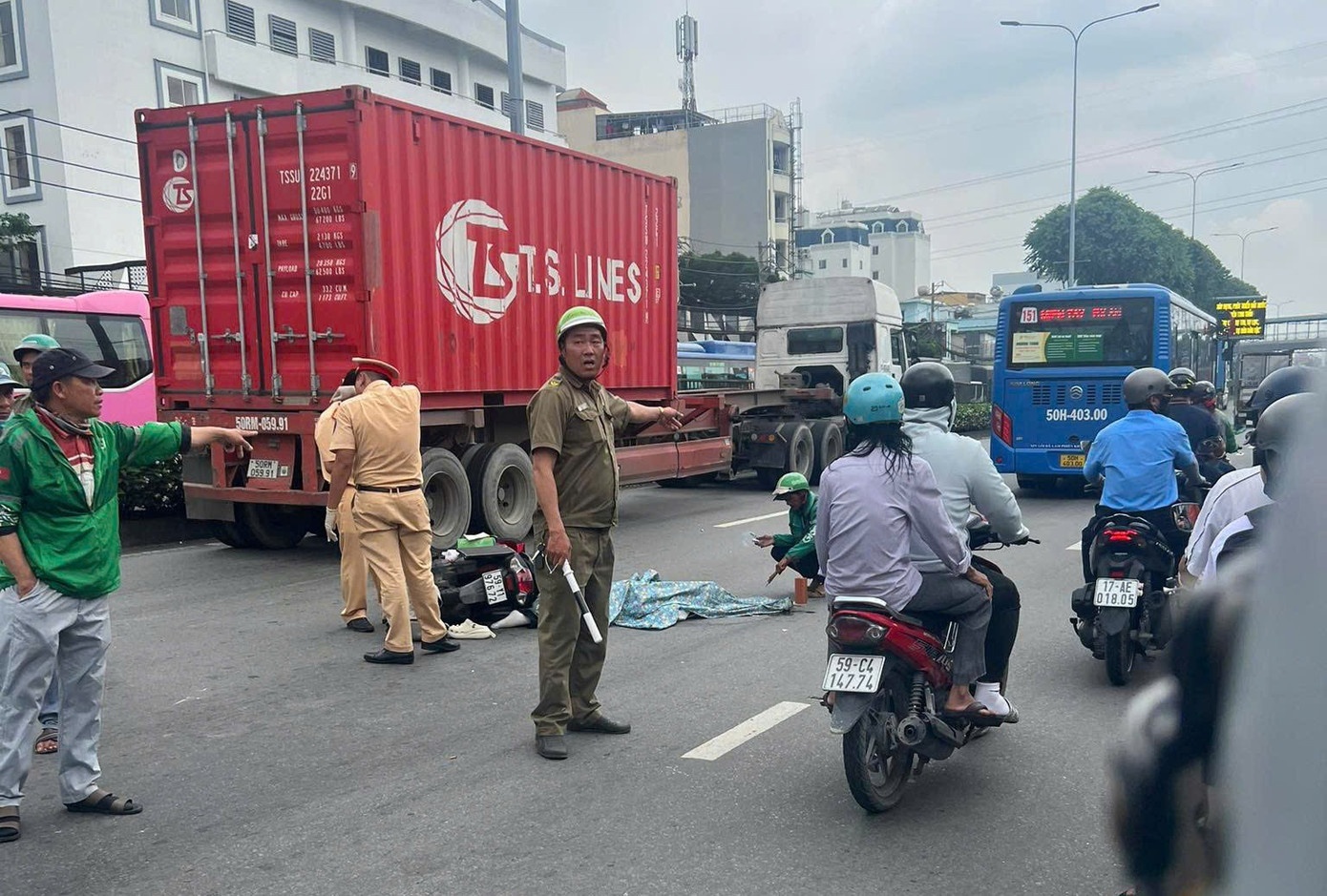 Nu sinh vien 18 tuoi tu nan duoi banh xe buyt o TP.HCM hinh anh