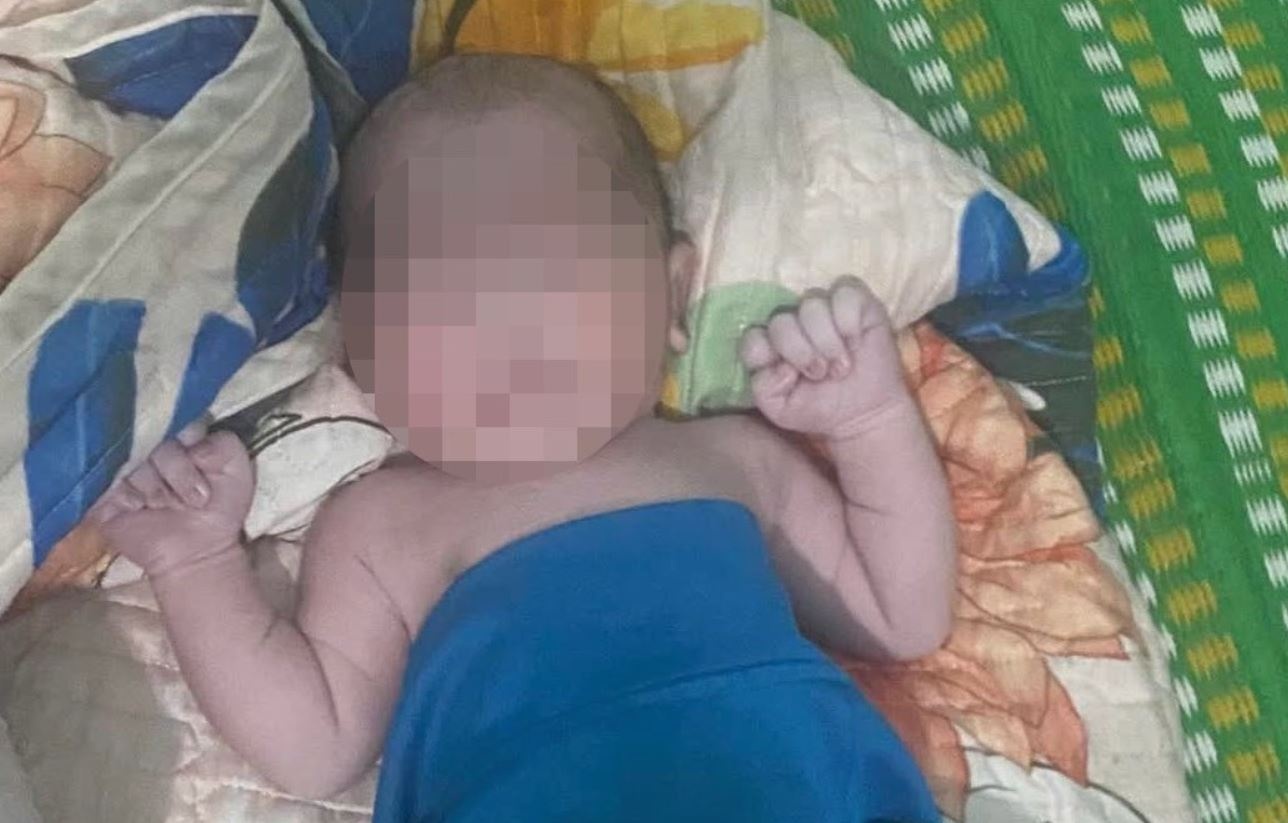 Be trai bi bo roi canh bai rac duoc gia dinh xin nhan lai hinh anh