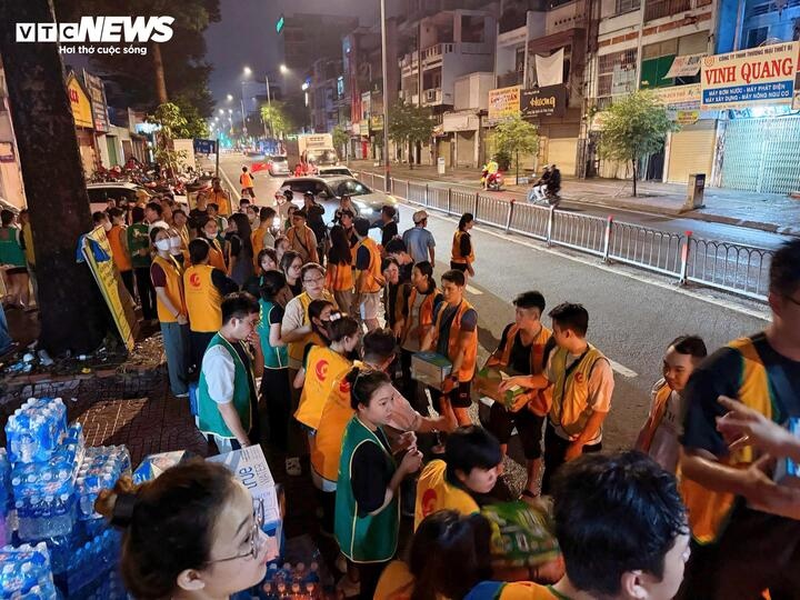 TP.HCM cuu tro ngap lut anh 6