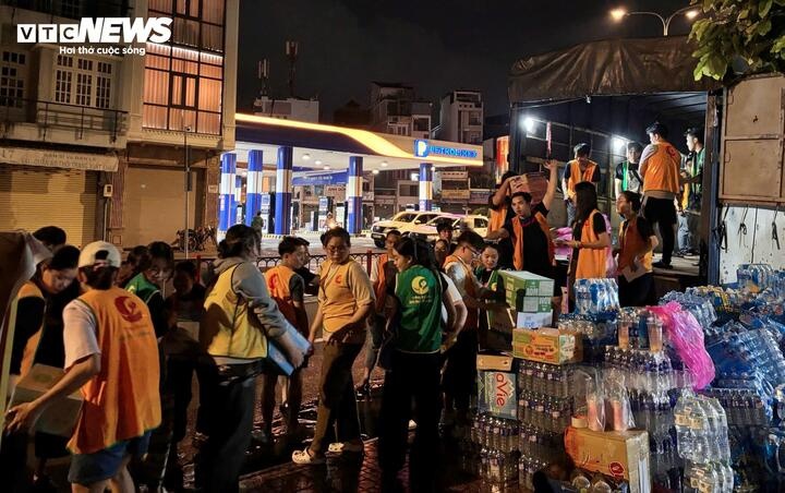 TP.HCM cuu tro ngap lut anh 7