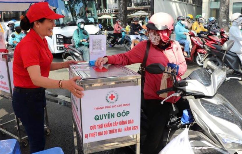 Nguoi dan TP.HCM huong ve dong bao mien Bac hinh anh