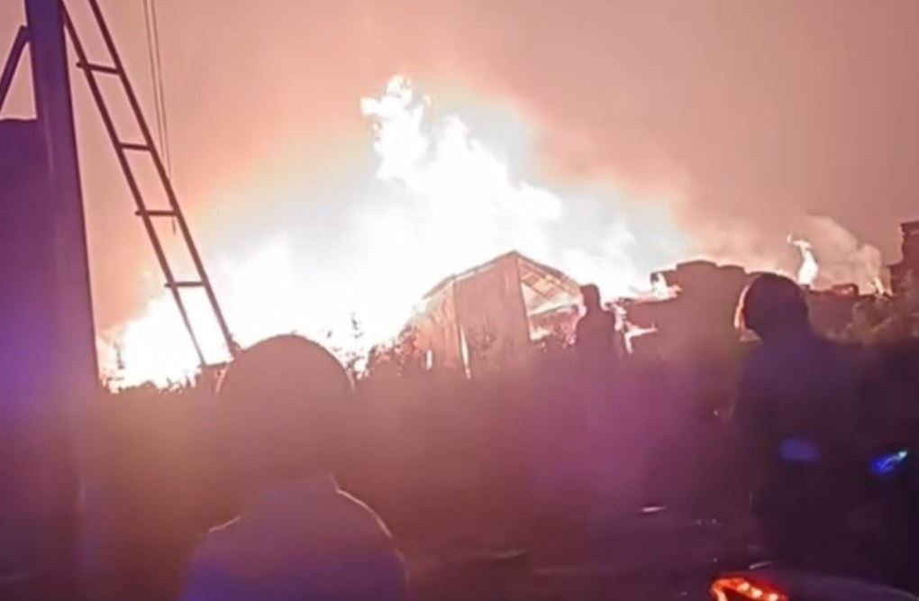 Lua ngun ngut bao trum nha xuong o TP.HCM hinh anh