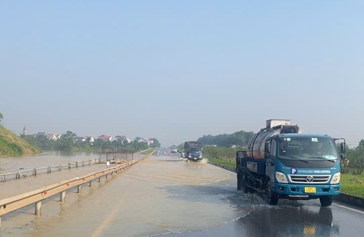 Nuoc lu sau 1,3 m, oto khong the vao cao toc Ha Noi - Thai Nguyen hinh anh