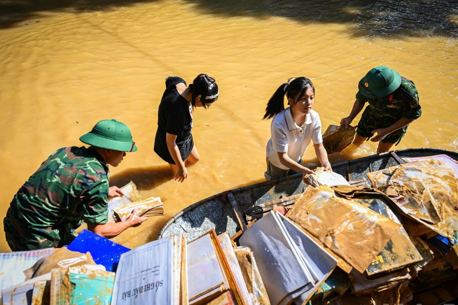 Hoi Xuat ban quyen gop ung ho dong bao vung lu hinh anh