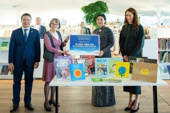 Phu nhan Tong Bi thu tang thu vien o Helsinki 'Tu sach tieng Viet' hinh anh