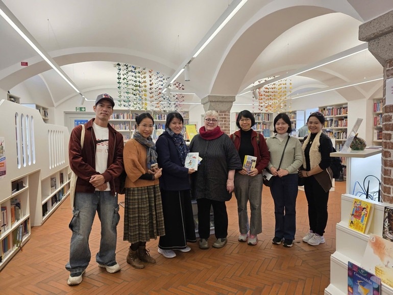 Quang ba sach thieu nhi Viet Nam tai Duc hinh anh