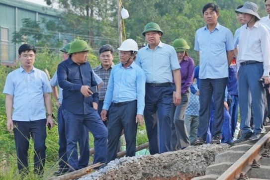 Chu tich Ha Noi kiem tra vung ngap lut tai xa Trung Gia va Da Phuc hinh anh