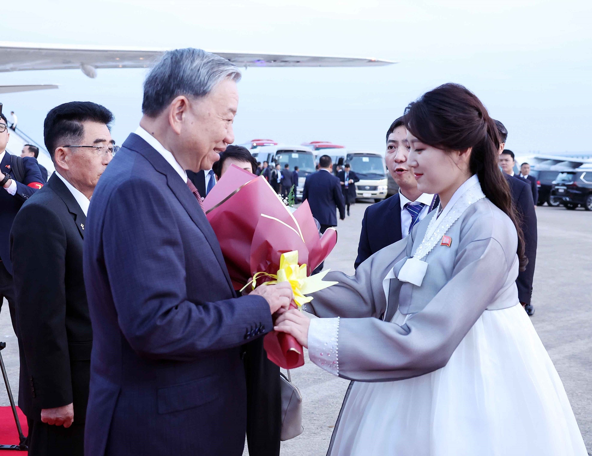 Tong Bi thu To Lam den Binh Nhuong, bat dau tham Trieu Tien hinh anh