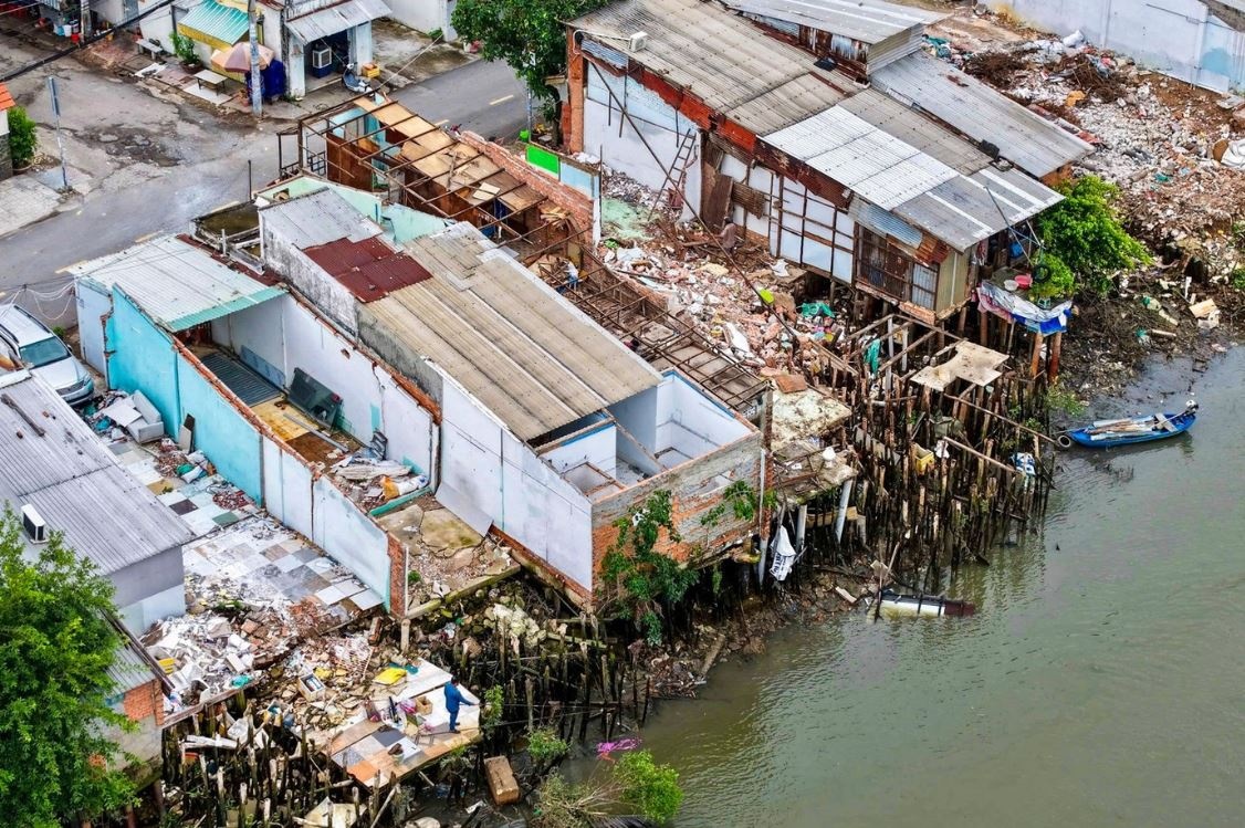 Nguoi dan o 40.000 nha ven kenh rach TP.HCM duoc ho tro gi sau di doi? hinh anh