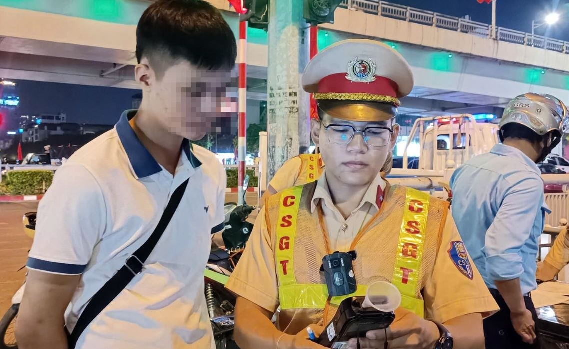 Uong 2 lit bia mung ban ra vien, tai xe bi CSGT xu phat hinh anh