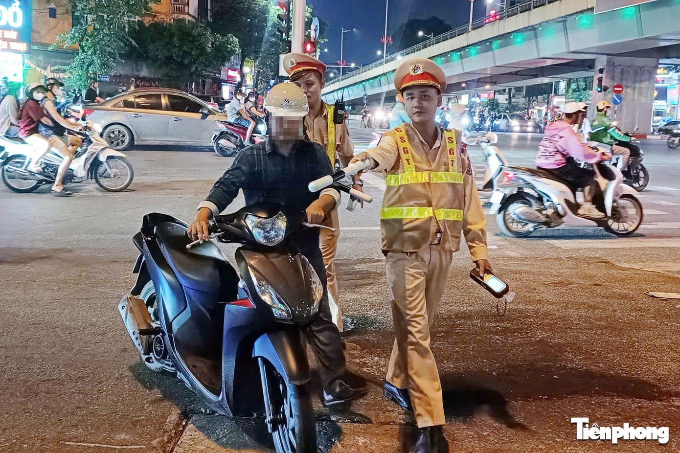 Uong mung ban ra vien anh 1