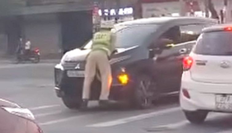 Tai xe oto lieu linh hat vang CSGT len nap capo hinh anh