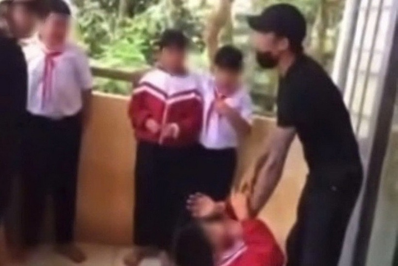 Phu huynh hanh hung hoc sinh ngay tai truong hoc hinh anh