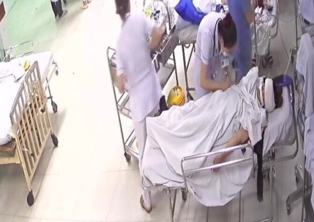 Hai gia dinh gap tai nan khi di kham benh: Be 11 thang tuoi tu vong hinh anh