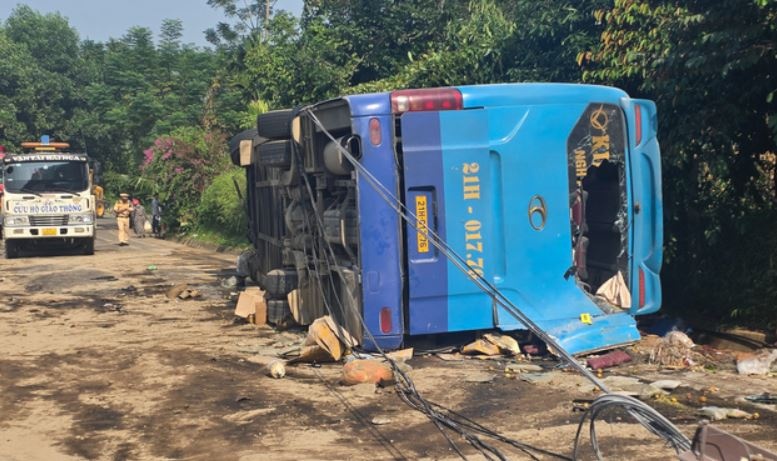 Xe khach lao vao taluy o Lao Cai, 3 nguoi tu vong hinh anh