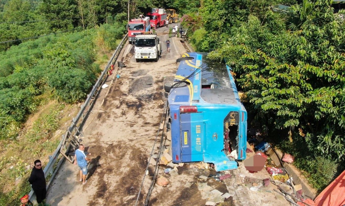 Lat xe khach o Lao Cai: So nguoi thuong vong tang len 23 hinh anh