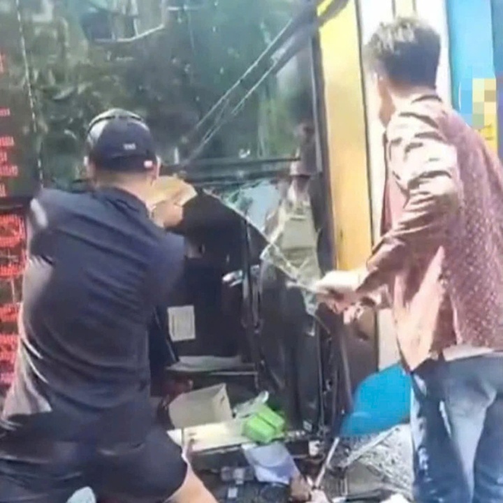 Xe khach tong taluy anh 2
