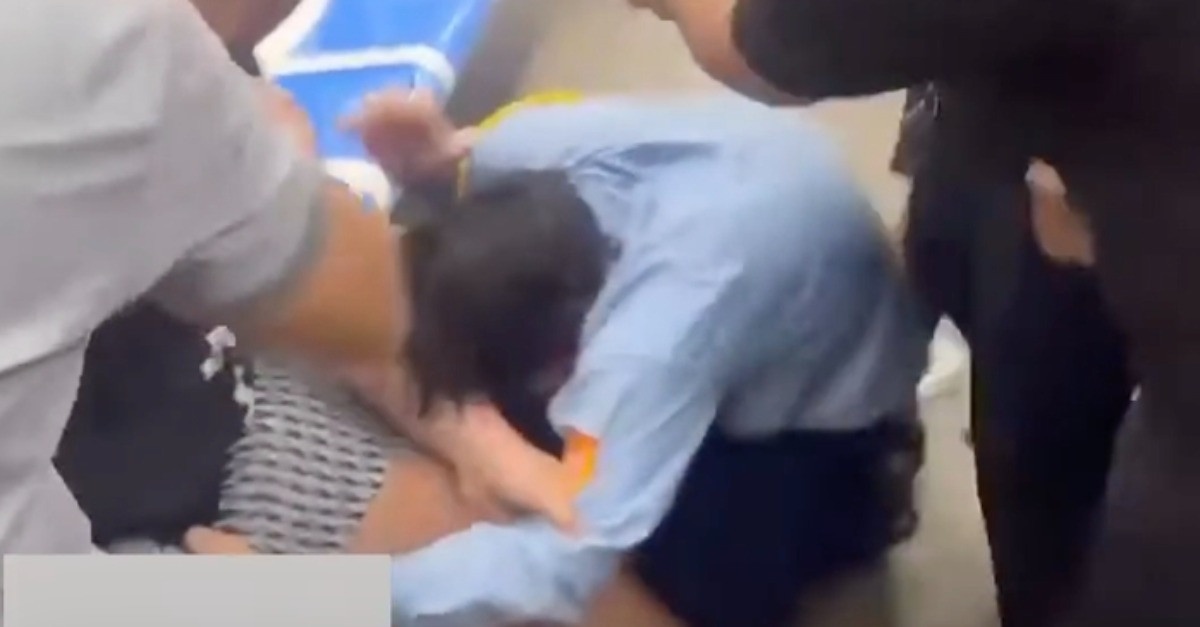 Khoi to nguoi hanh hung nhan vien bao ve tau Metro so 1 TP.HCM hinh anh