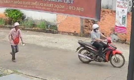 Bi giat 40 to ve so, nguoi dan ong hoang hot chay bo theo xe ke cuop hinh anh