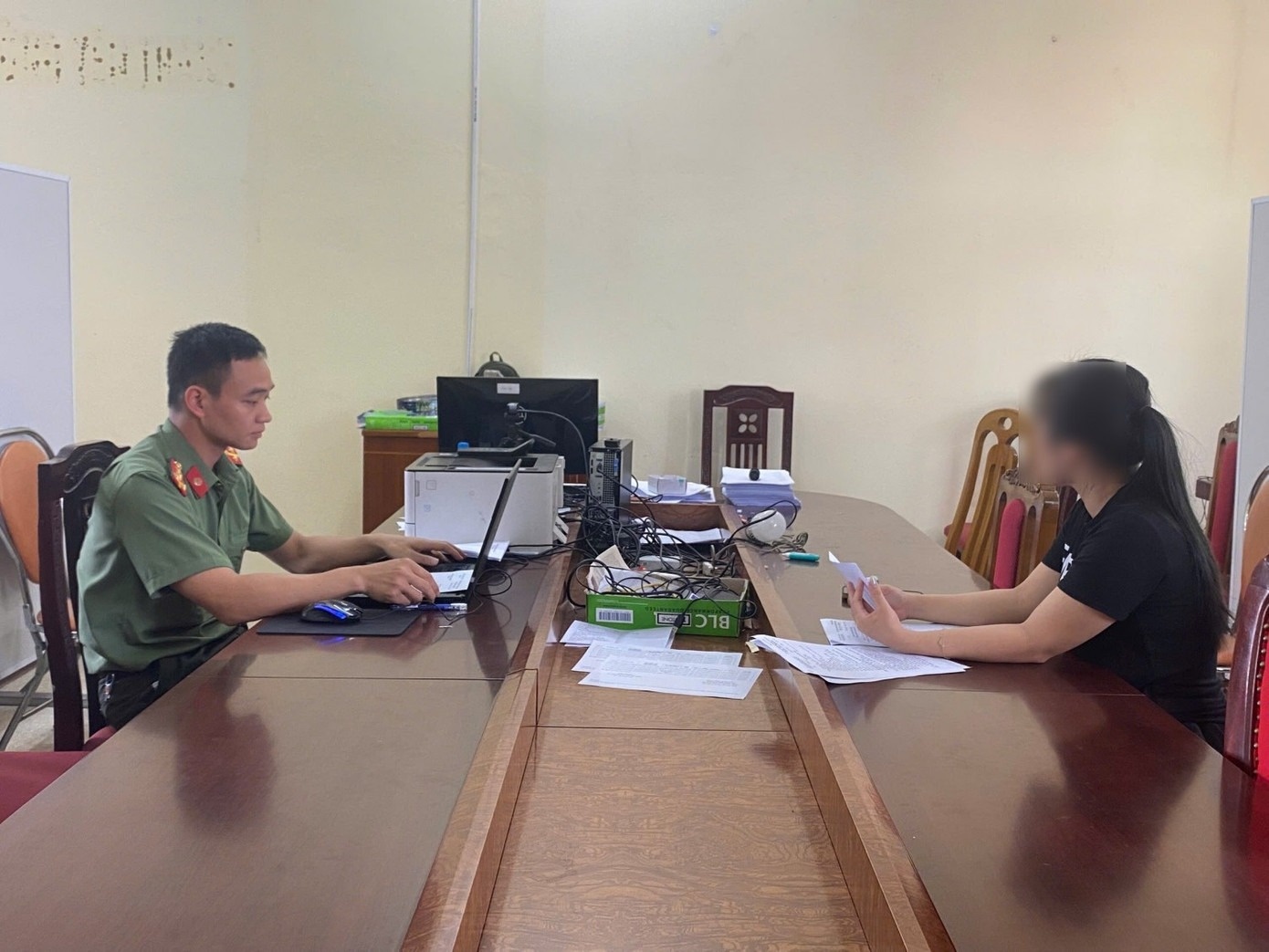 Dang hinh anh co chua logo co bac, mot co gai bi phat 7,5 trieu dong hinh anh