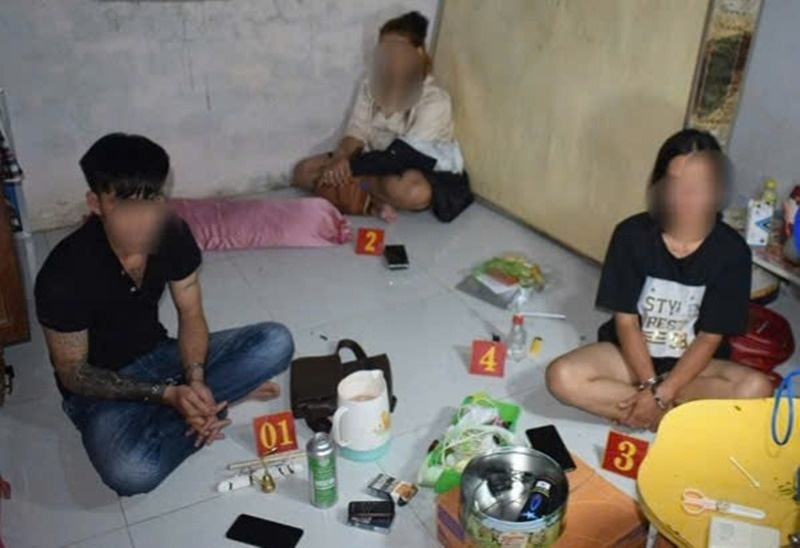 Hai vo chong cung ban to chuc 'tiec ma tuy' tai nha hinh anh