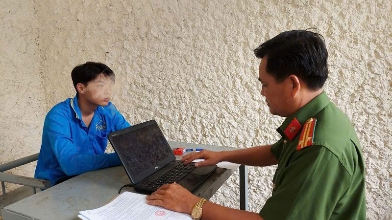 Bat ke cuop giat tai san tai tiem vang hinh anh