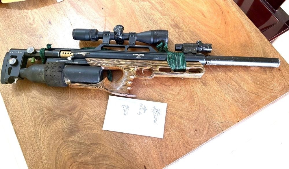 Dung sung hoi khi nen di ban chim, 2 nguoi bi khoi to hinh anh