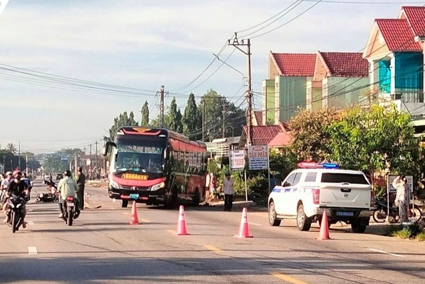 Hai vo chong tu vong sau va cham voi oto khach hinh anh
