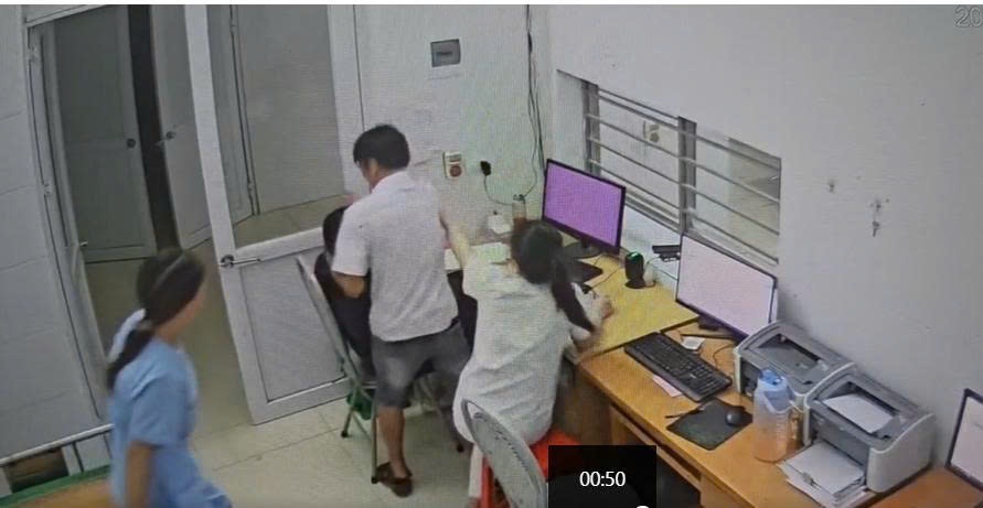 Clip nguoi dan ong xong vao phong kham, cam but tan cong nu bac si hinh anh