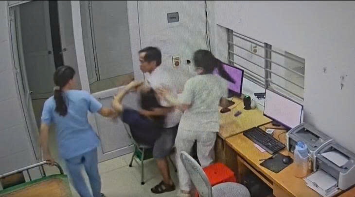 Tam giu hinh su nguoi dan ong cam but doi 'choc vao mat' nu bac si hinh anh