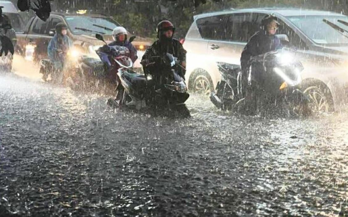 Thoi tiet 15/10: Mien Bac tiep tuc mua lon, nguy co tai dien ngap ung hinh anh