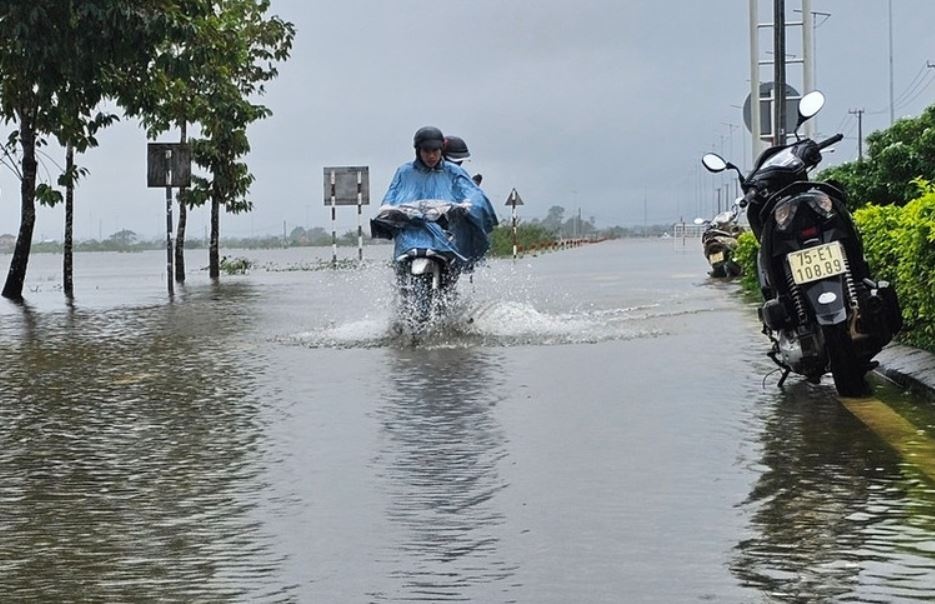 Mien Trung don mua dac biet lon, keo dai hinh anh