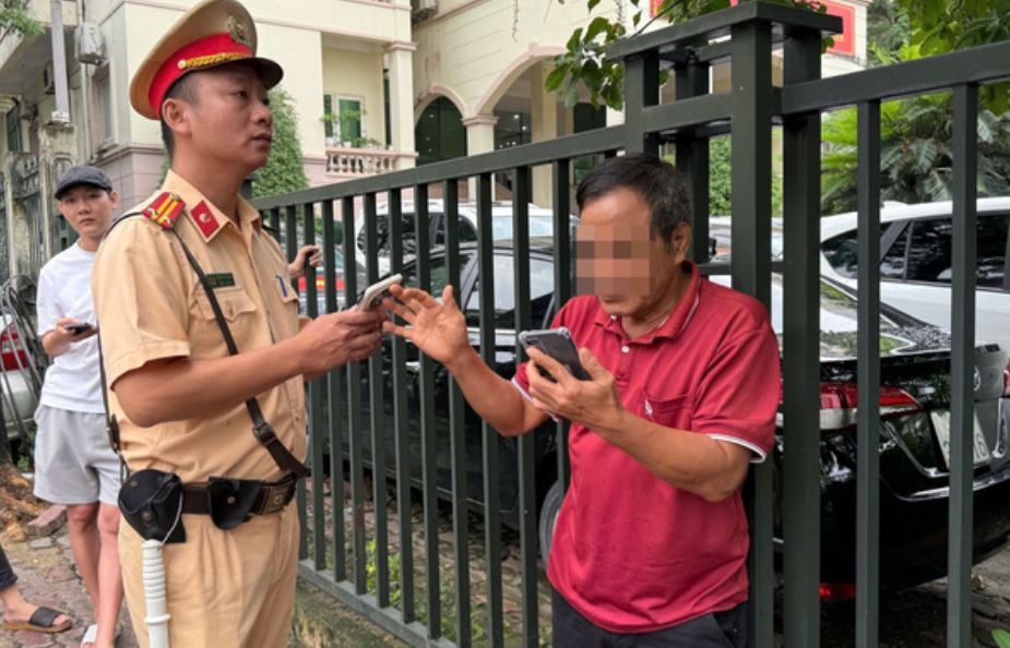 Tai xe say xin lai oto no lop di nguoc chieu o Vanh dai 3 tren cao hinh anh