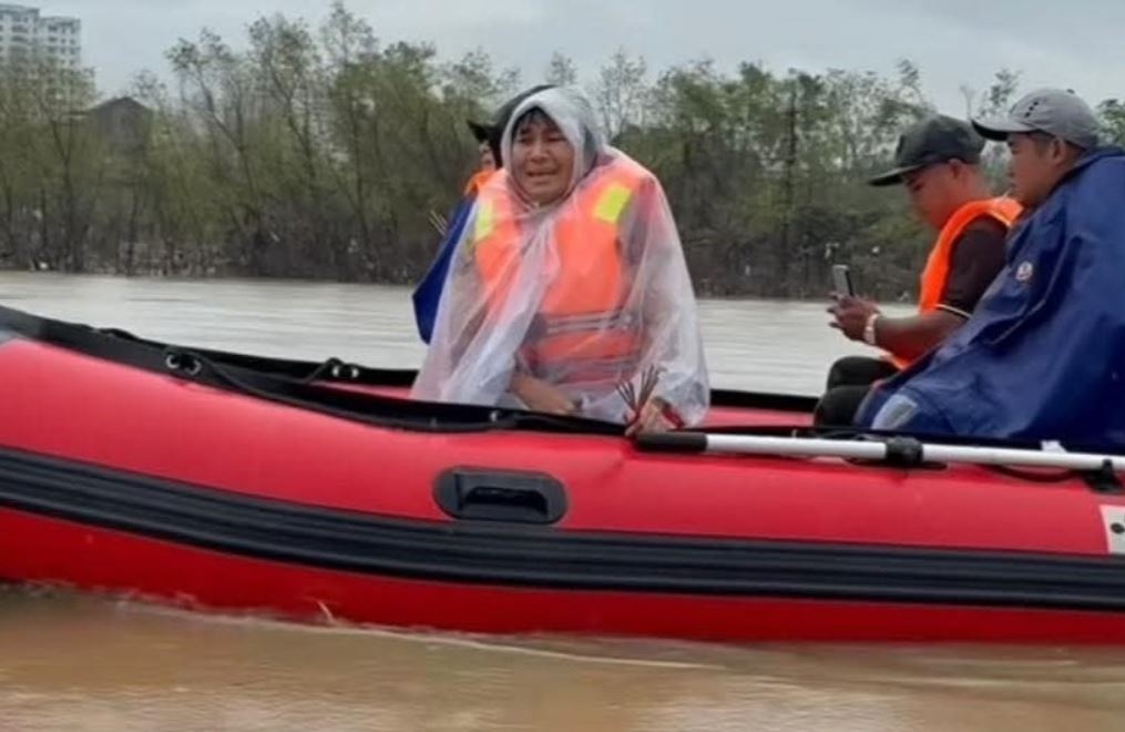 Gia canh nguoi bo om hai con gai nghi nhay cau Ben Thuy hinh anh