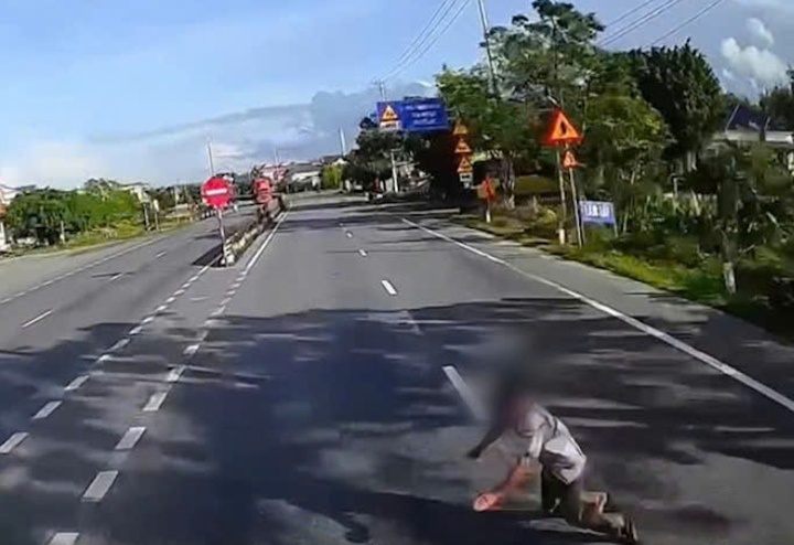 Vo chet o nha chua ro nguyen nhan, chong ra duong lao vao xe tai hinh anh