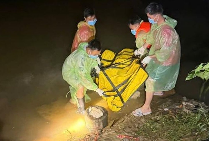 Thi the nam gioi noi tren song o Hue, ao co chu 'TeamViewer' hinh anh