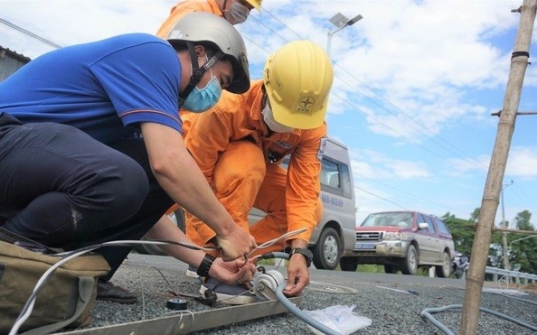 Nguoi dan ong tu vong bat thuong ben cot dien hinh anh
