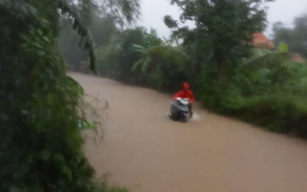 Mua trang troi, nhieu truong o TP Hue ngap sau hinh anh