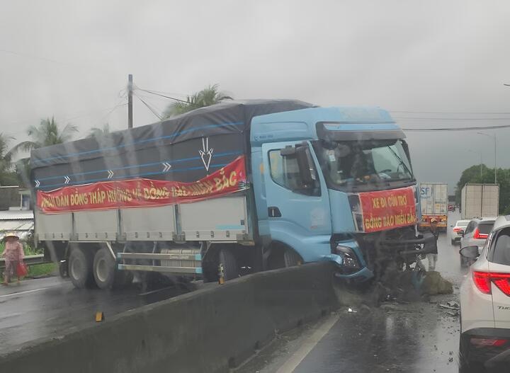 Tren duong vao vung bao lu, xe cuu tro bi tai nan hinh anh