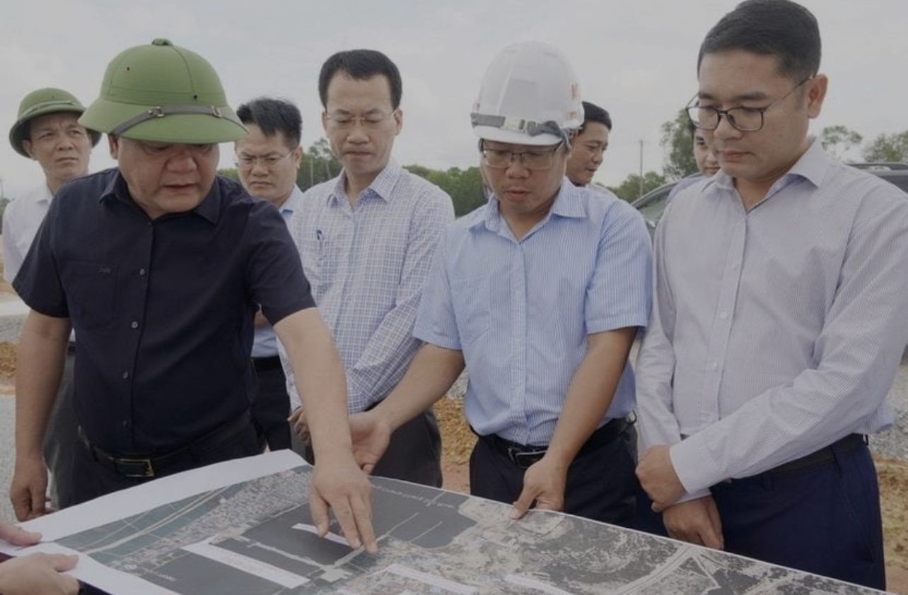 Quang Tri phe binh 12 chu tich xa, phuong hinh anh