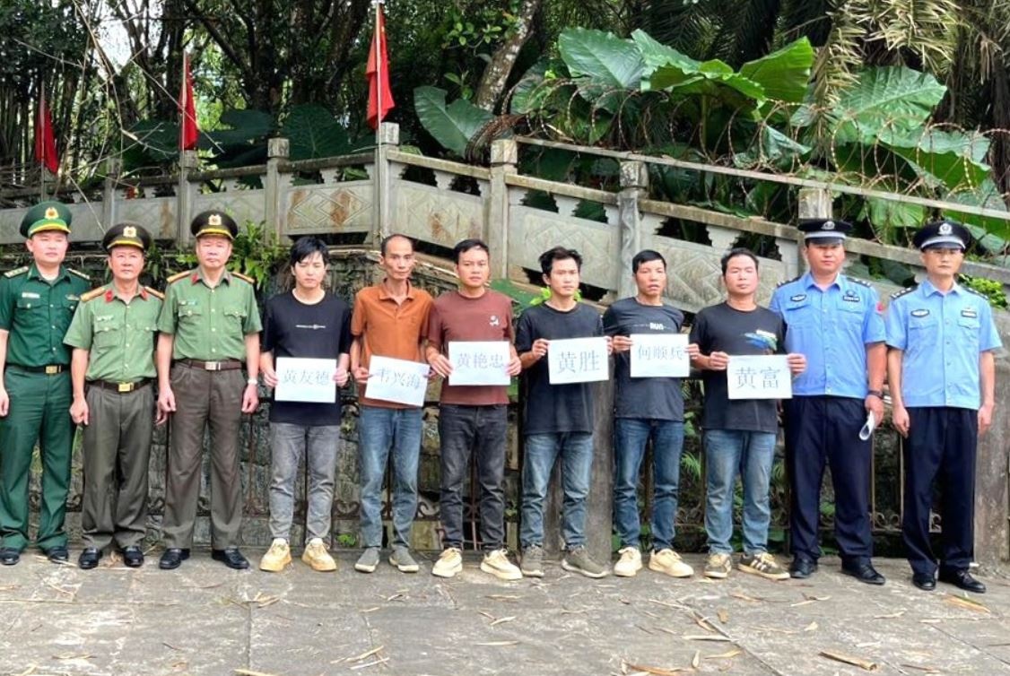 Truc xuat 6 nguoi Trung Quoc nhap canh trai phep vao Viet Nam hinh anh