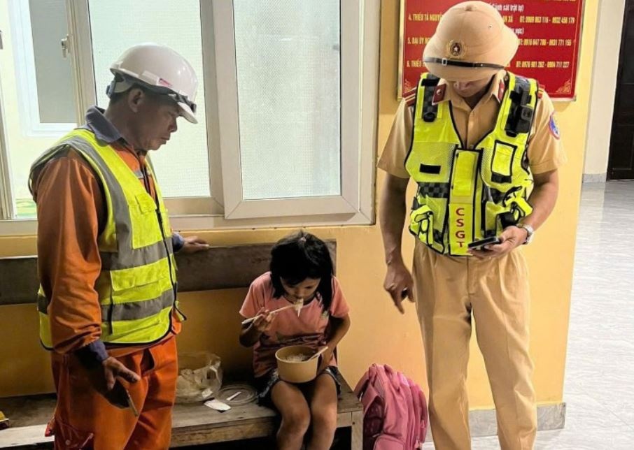 Be gai 10 tuoi di lac vao cao toc sau khi tham ba o benh vien hinh anh