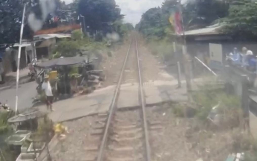 Canh 'dung tim' khien lai tau phai phanh khan cap hinh anh