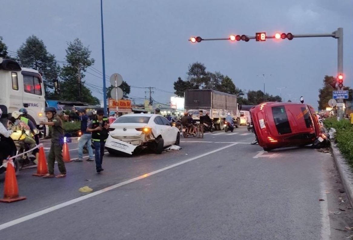 Tai xe dap nham chan ga, oto tong loan xa o TP.HCM hinh anh