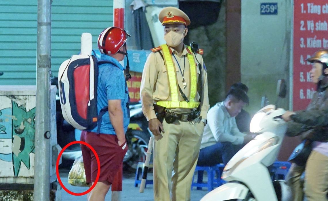 Roi quan bia, tiep tuc di mua do nhau, nguoi dan ong bi CSGT xu phat hinh anh